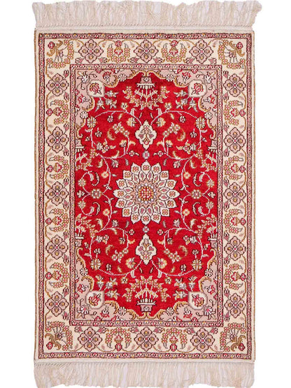Feiner, handgeknüpfter, chinesischer Orientteppich mit Ghom Design aus Kunstseide, rot, weiß, creme. 91x60 cm. Verkauf durch Jupiter Intl.