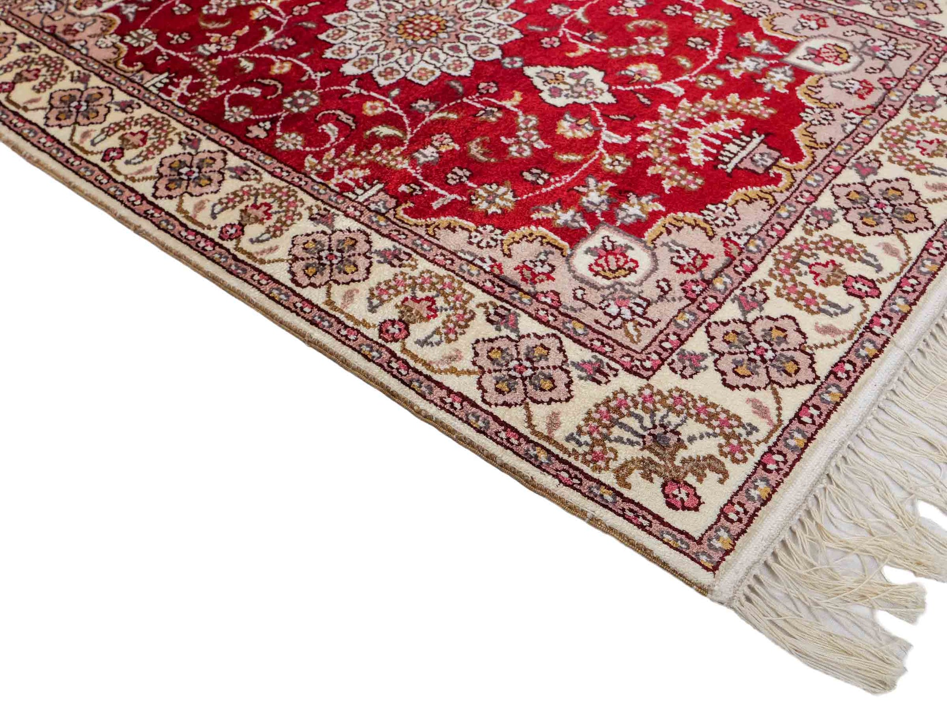 Feiner, handgeknüpfter, chinesischer Orientteppich mit Ghom Design aus Kunstseide, rot, weiß, creme. 91x60 cm. Verkauf durch Jupiter Intl.