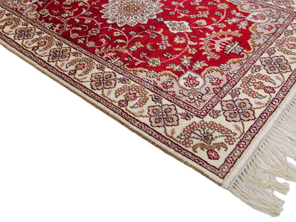 Feiner, handgeknüpfter, chinesischer Orientteppich mit Ghom Design aus Kunstseide, rot, weiß, creme. 91x60 cm. Verkauf durch Jupiter Intl.