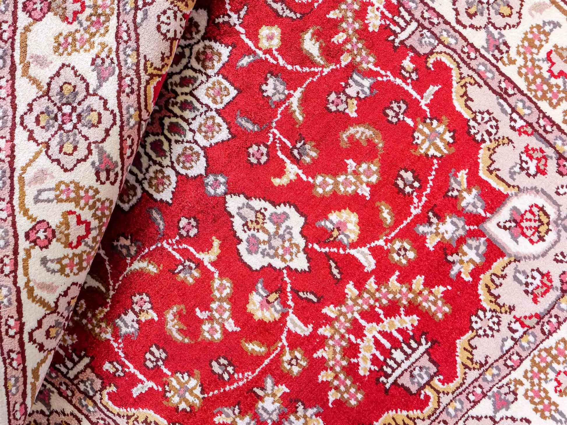 Feiner, handgeknüpfter, chinesischer Orientteppich mit Ghom Design aus Kunstseide, rot, weiß, creme. 91x60 cm. Verkauf durch Jupiter Intl.