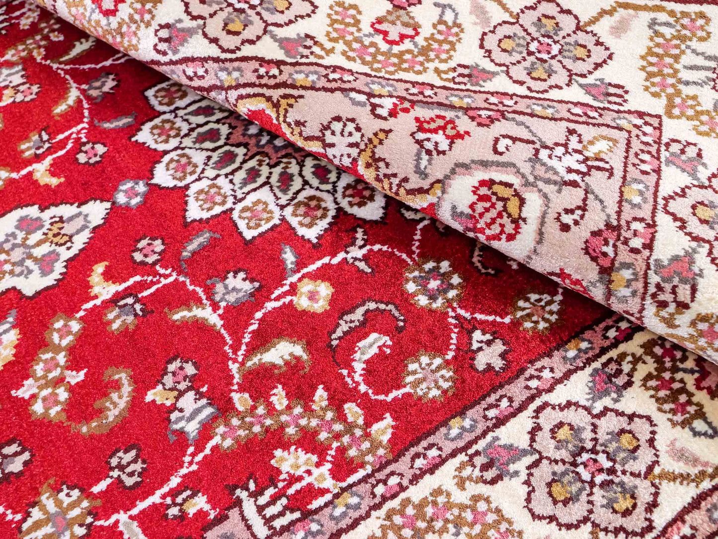 Feiner, handgeknüpfter, chinesischer Orientteppich mit Ghom Design aus Kunstseide, rot, weiß, creme. 91x60 cm. Verkauf durch Jupiter Intl.