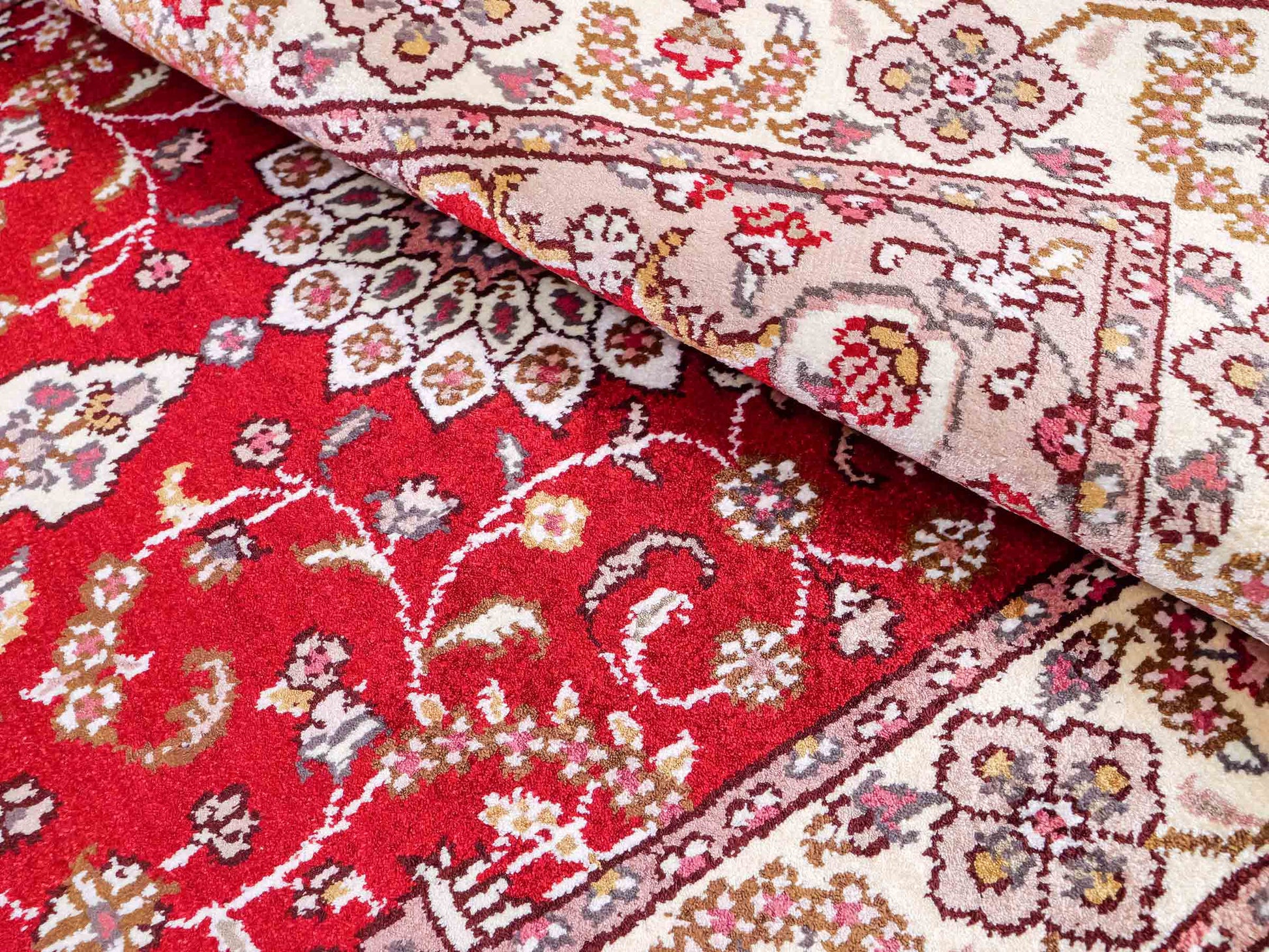 Feiner, handgeknüpfter, chinesischer Orientteppich mit Ghom Design aus Kunstseide, rot, weiß, creme. 91x60 cm. Verkauf durch Jupiter Intl.