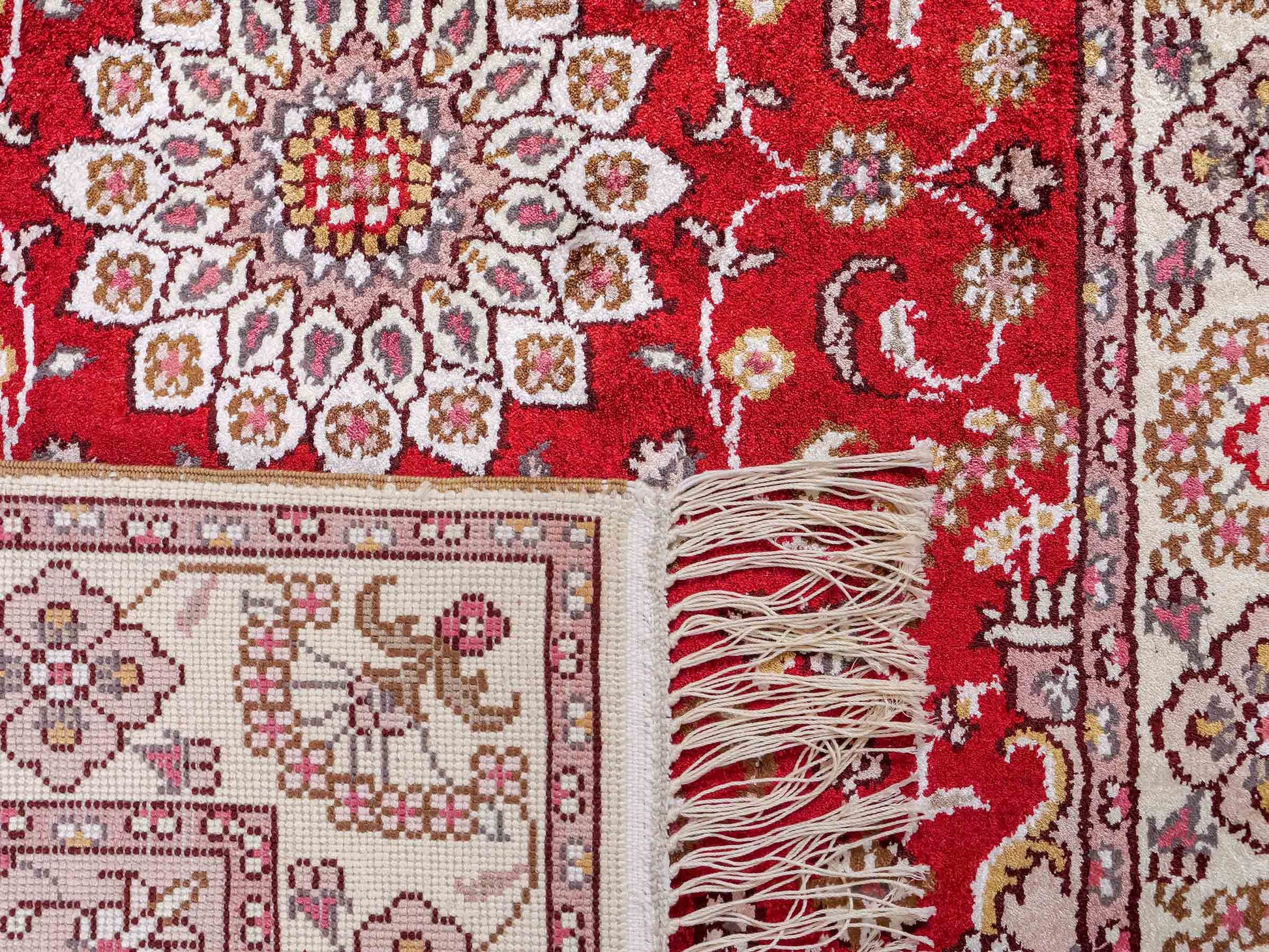 Feiner, handgeknüpfter, chinesischer Orientteppich mit Ghom Design aus Kunstseide, rot, weiß, creme. 91x60 cm. Verkauf durch Jupiter Intl.