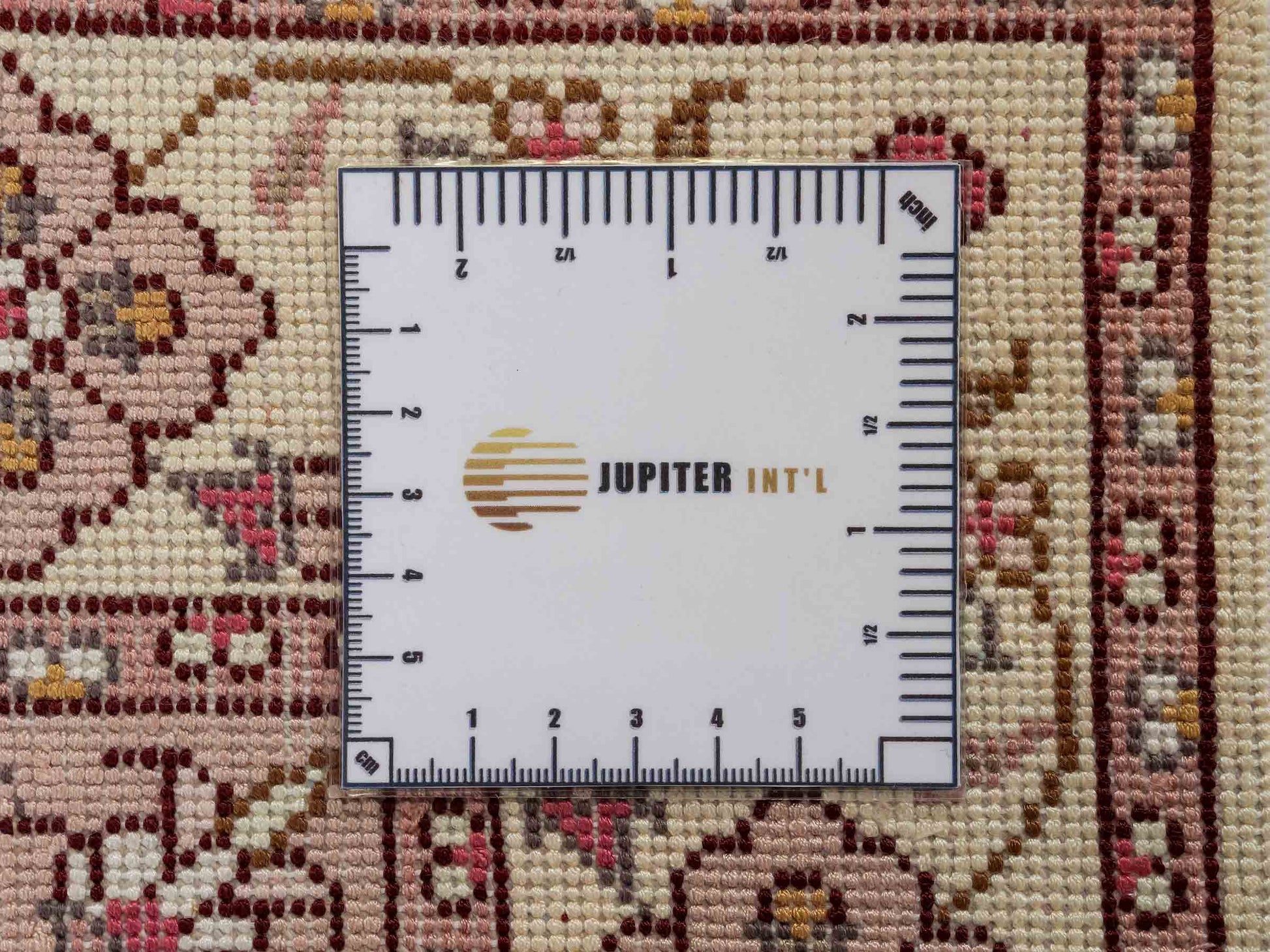 Feiner, handgeknüpfter, chinesischer Orientteppich mit Ghom Design aus Kunstseide, rot, weiß, creme. 91x60 cm. Verkauf durch Jupiter Intl.
