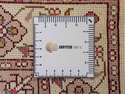 Feiner, handgeknüpfter, chinesischer Orientteppich mit Ghom Design aus Kunstseide, rot, weiß, creme. 91x60 cm. Verkauf durch Jupiter Intl.