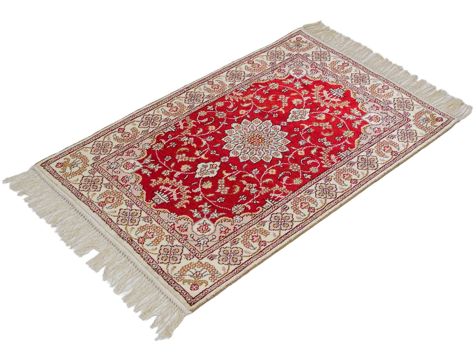 Feiner, handgeknüpfter, chinesischer Orientteppich mit Ghom Design aus Kunstseide, rot, weiß, creme. 91x60 cm. Verkauf durch Jupiter Intl.