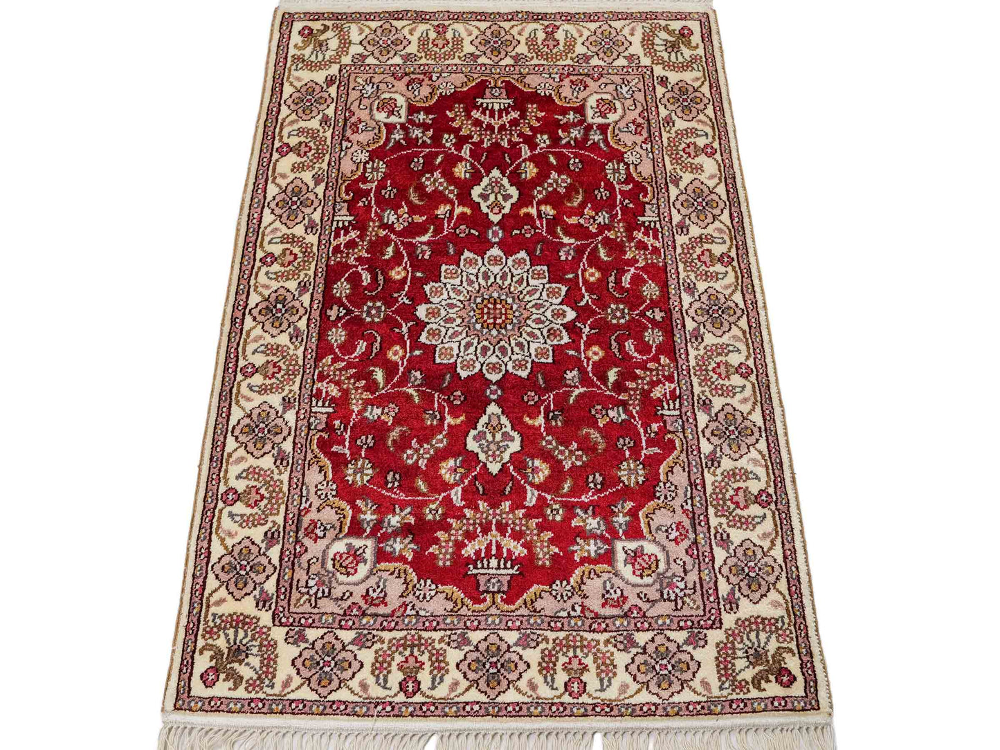 Feiner, handgeknüpfter, chinesischer Orientteppich mit Ghom Design aus Kunstseide, rot, weiß, creme. 91x60 cm. Verkauf durch Jupiter Intl.