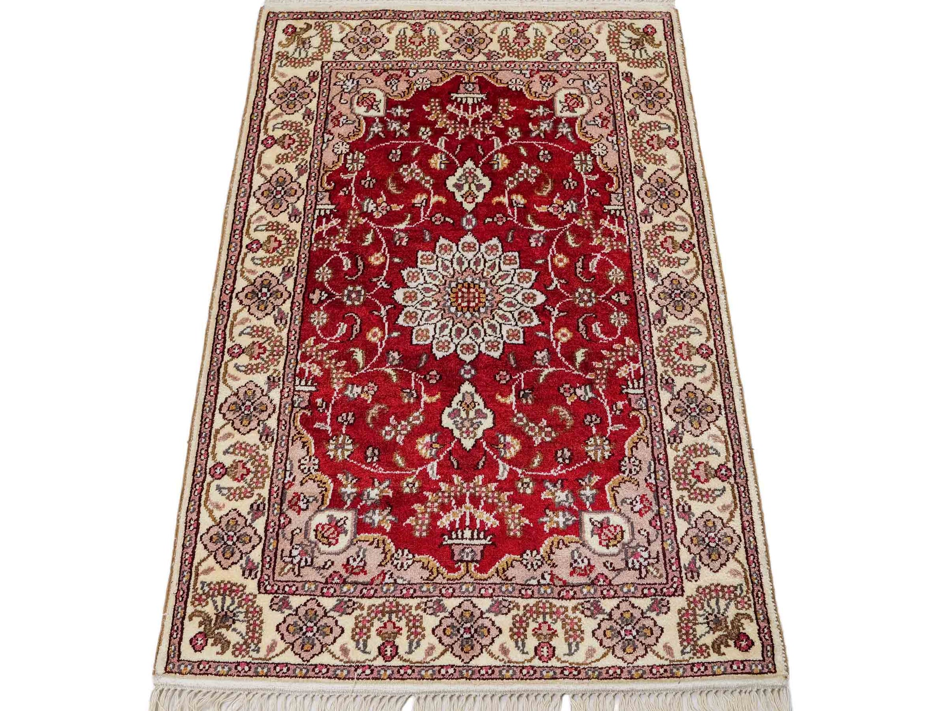 Feiner, handgeknüpfter, chinesischer Orientteppich mit Ghom Design aus Kunstseide, rot, weiß, creme. 91x60 cm. Verkauf durch Jupiter Intl.
