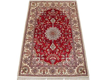 Feiner, handgeknüpfter, chinesischer Orientteppich mit Ghom Design aus Kunstseide, rot, weiß, creme. 91x60 cm. Verkauf durch Jupiter Intl.