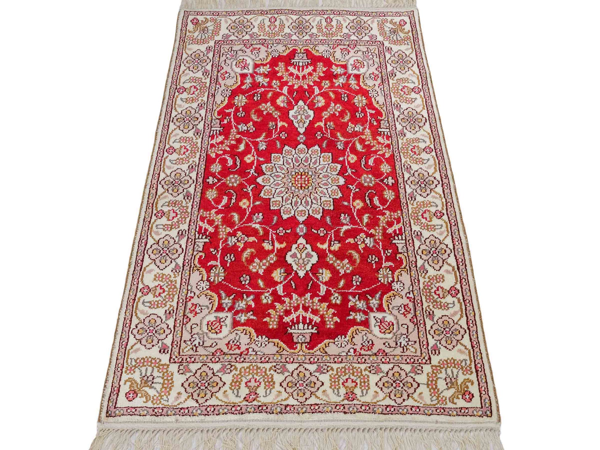 Feiner, handgeknüpfter, chinesischer Orientteppich mit Ghom Design aus Kunstseide, rot, weiß, creme. 91x60 cm. Verkauf durch Jupiter Intl.