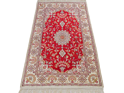 Feiner, handgeknüpfter, chinesischer Orientteppich mit Ghom Design aus Kunstseide, rot, weiß, creme. 91x60 cm. Verkauf durch Jupiter Intl.
