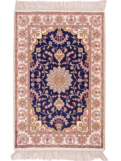 Feiner, handgeknüpfter, chinesischer Orientteppich mit Ghom Design aus Kunstseide, blau, weiß, creme. 91x61 cm. Verkauf durch Jupiter Intl.