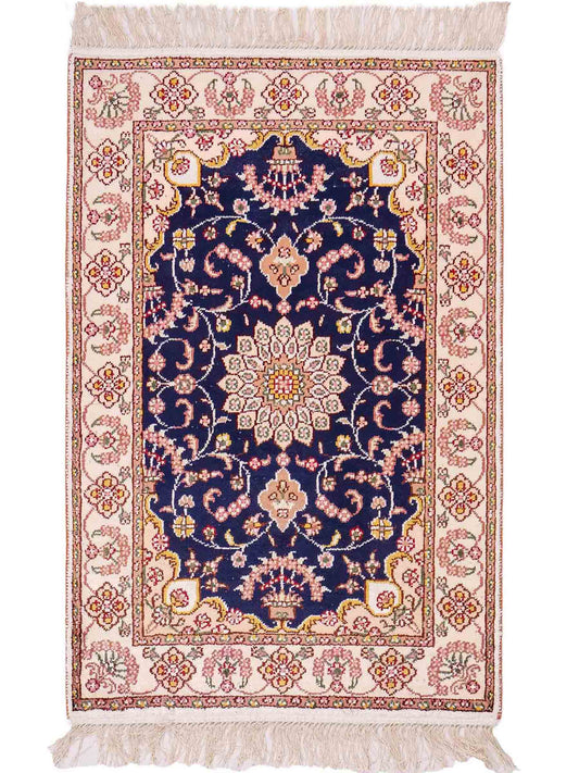 Feiner, handgeknüpfter, chinesischer Orientteppich mit Ghom Design aus Kunstseide, blau, weiß, creme. 91x61 cm. Verkauf durch Jupiter Intl.