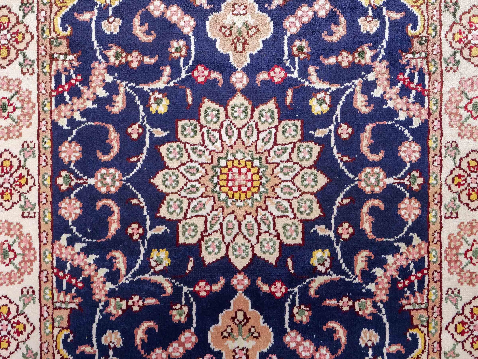 Feiner, handgeknüpfter, chinesischer Orientteppich mit Ghom Design aus Kunstseide, blau, weiß, creme. 91x61 cm. Verkauf durch Jupiter Intl.