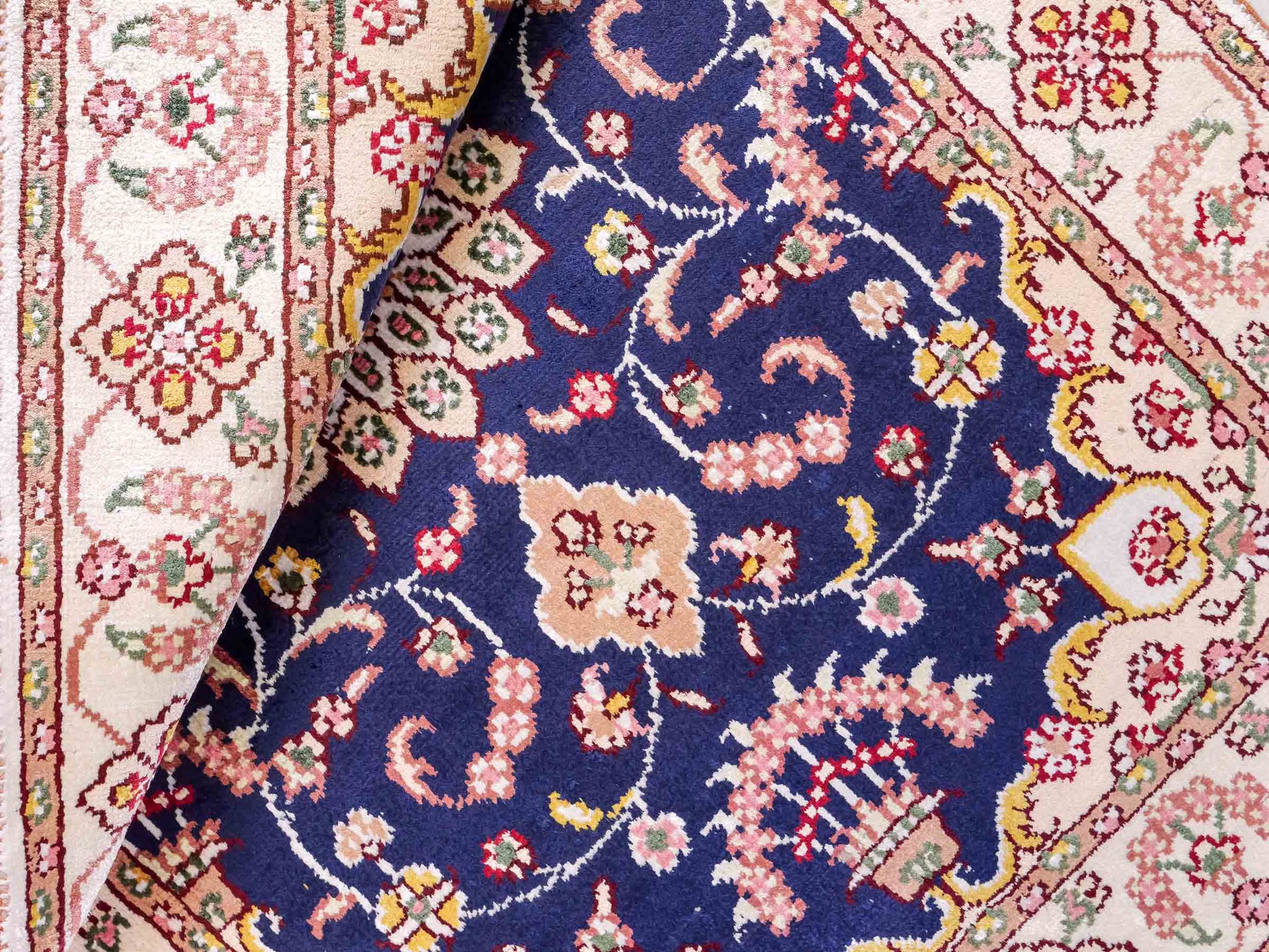 Feiner, handgeknüpfter, chinesischer Orientteppich mit Ghom Design aus Kunstseide, blau, weiß, creme. 91x61 cm. Verkauf durch Jupiter Intl.