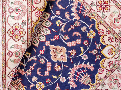 Feiner, handgeknüpfter, chinesischer Orientteppich mit Ghom Design aus Kunstseide, blau, weiß, creme. 91x61 cm. Verkauf durch Jupiter Intl.
