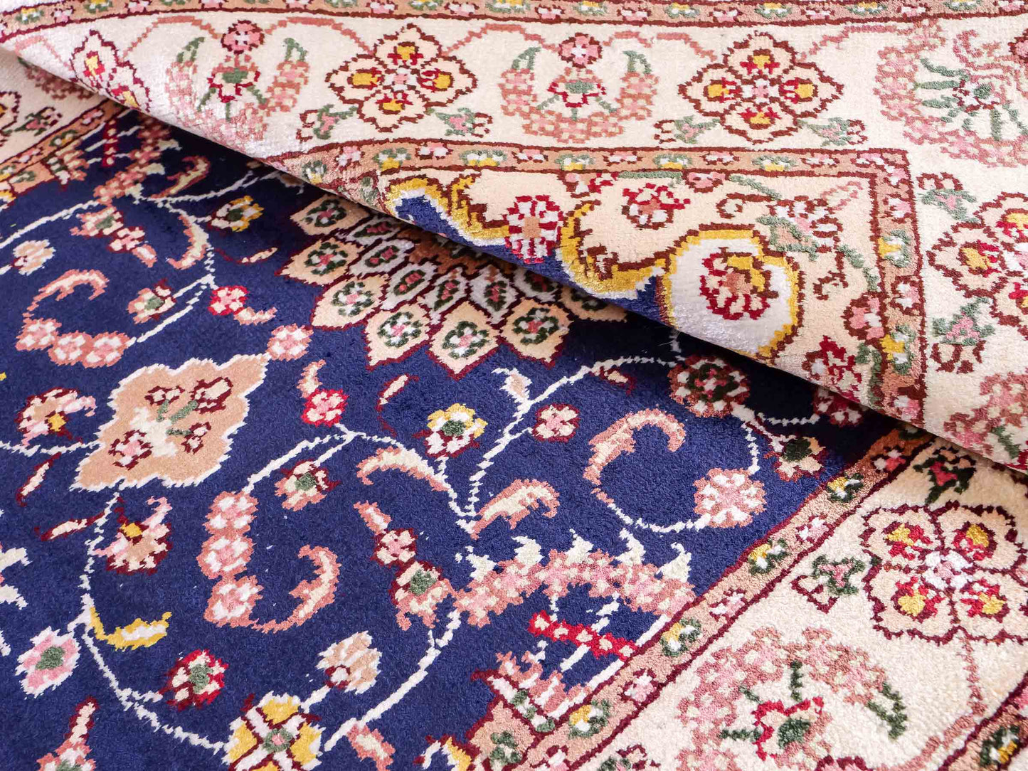 Feiner, handgeknüpfter, chinesischer Orientteppich mit Ghom Design aus Kunstseide, blau, weiß, creme. 91x61 cm. Verkauf durch Jupiter Intl.