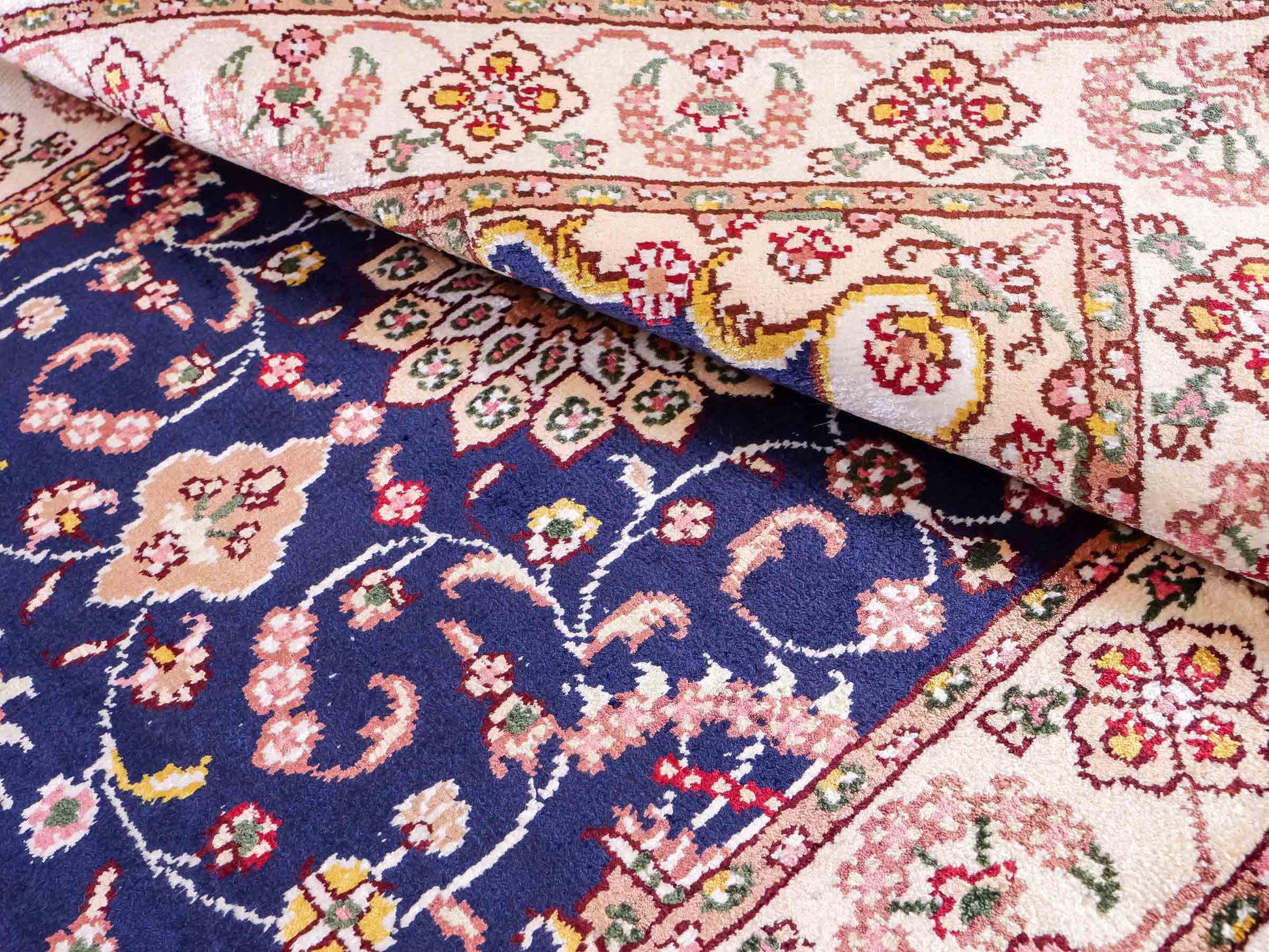 Feiner, handgeknüpfter, chinesischer Orientteppich mit Ghom Design aus Kunstseide, blau, weiß, creme. 91x61 cm. Verkauf durch Jupiter Intl.