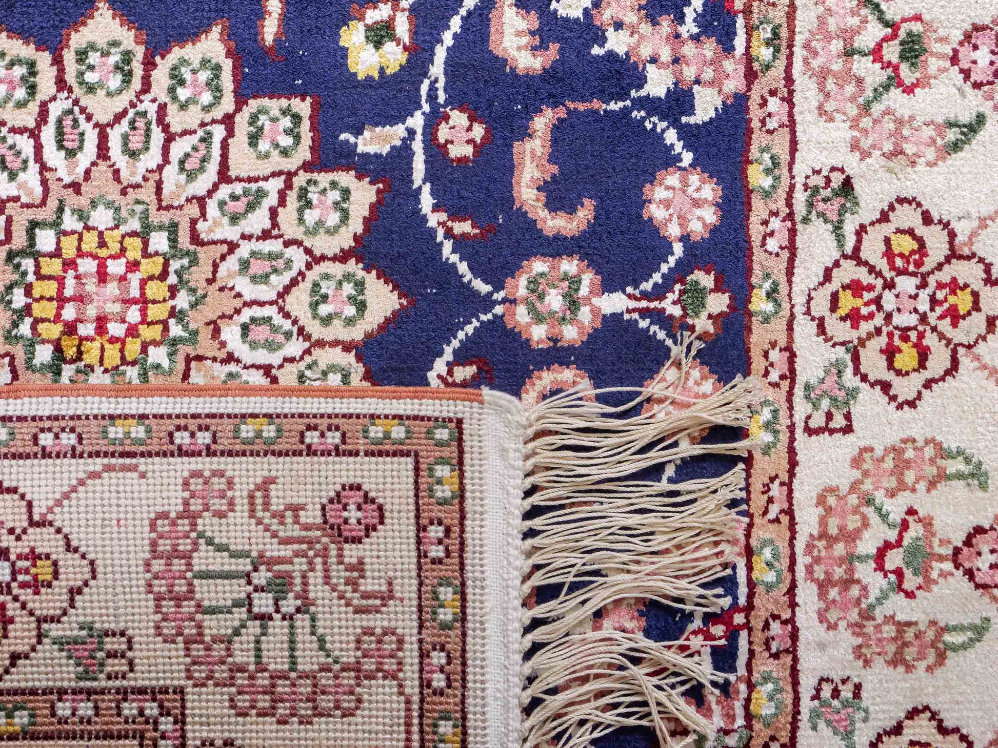 Feiner, handgeknüpfter, chinesischer Orientteppich mit Ghom Design aus Kunstseide, blau, weiß, creme. 91x61 cm. Verkauf durch Jupiter Intl.