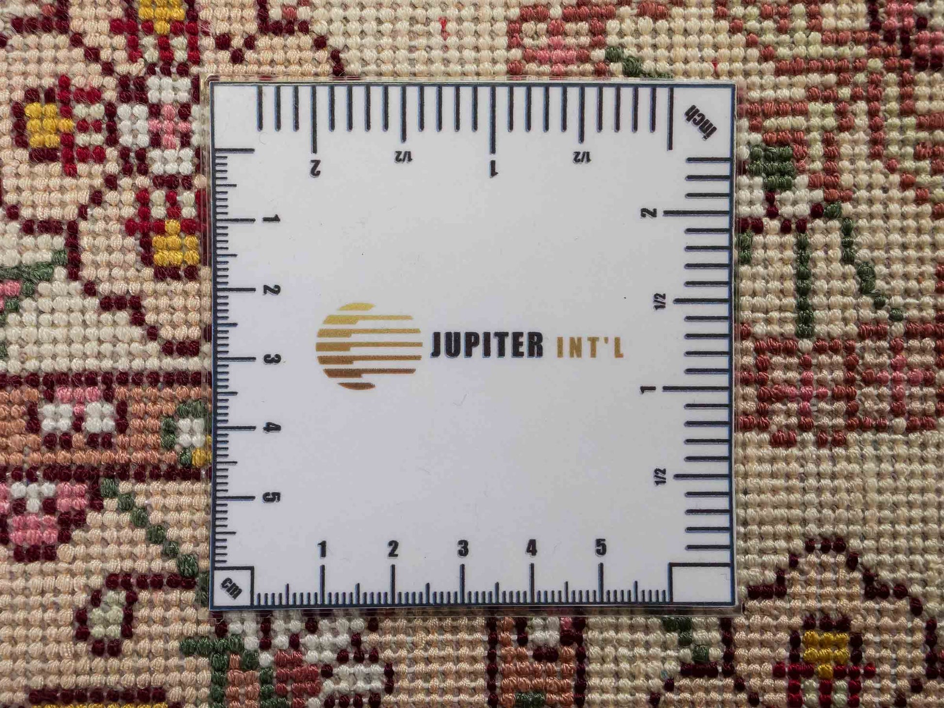 Feiner, handgeknüpfter, chinesischer Orientteppich mit Ghom Design aus Kunstseide, blau, weiß, creme. 91x61 cm. Verkauf durch Jupiter Intl.