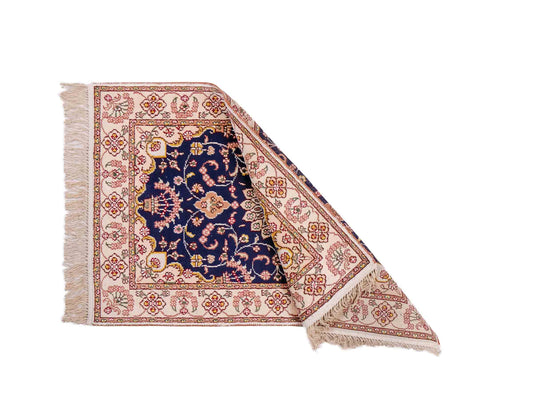 Feiner, handgeknüpfter, chinesischer Orientteppich mit Ghom Design aus Kunstseide, blau, weiß, creme. 91x61 cm. Verkauf durch Jupiter Intl.