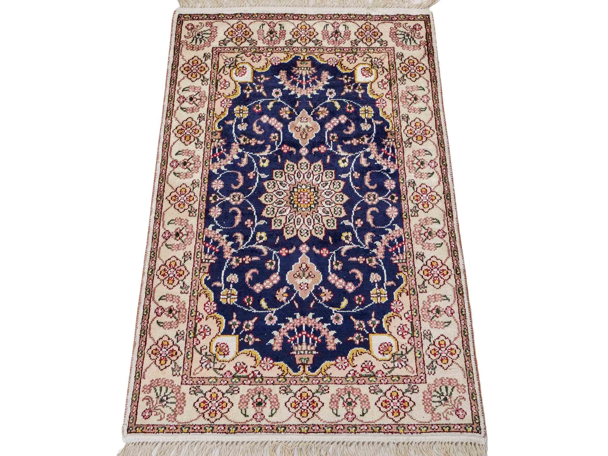Feiner, handgeknüpfter, chinesischer Orientteppich mit Ghom Design aus Kunstseide, blau, weiß, creme. 91x61 cm. Verkauf durch Jupiter Intl.