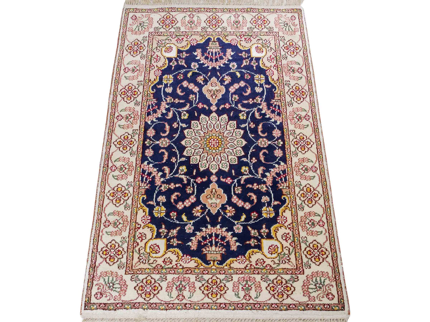 Feiner, handgeknüpfter, chinesischer Orientteppich mit Ghom Design aus Kunstseide, blau, weiß, creme. 91x61 cm. Verkauf durch Jupiter Intl.