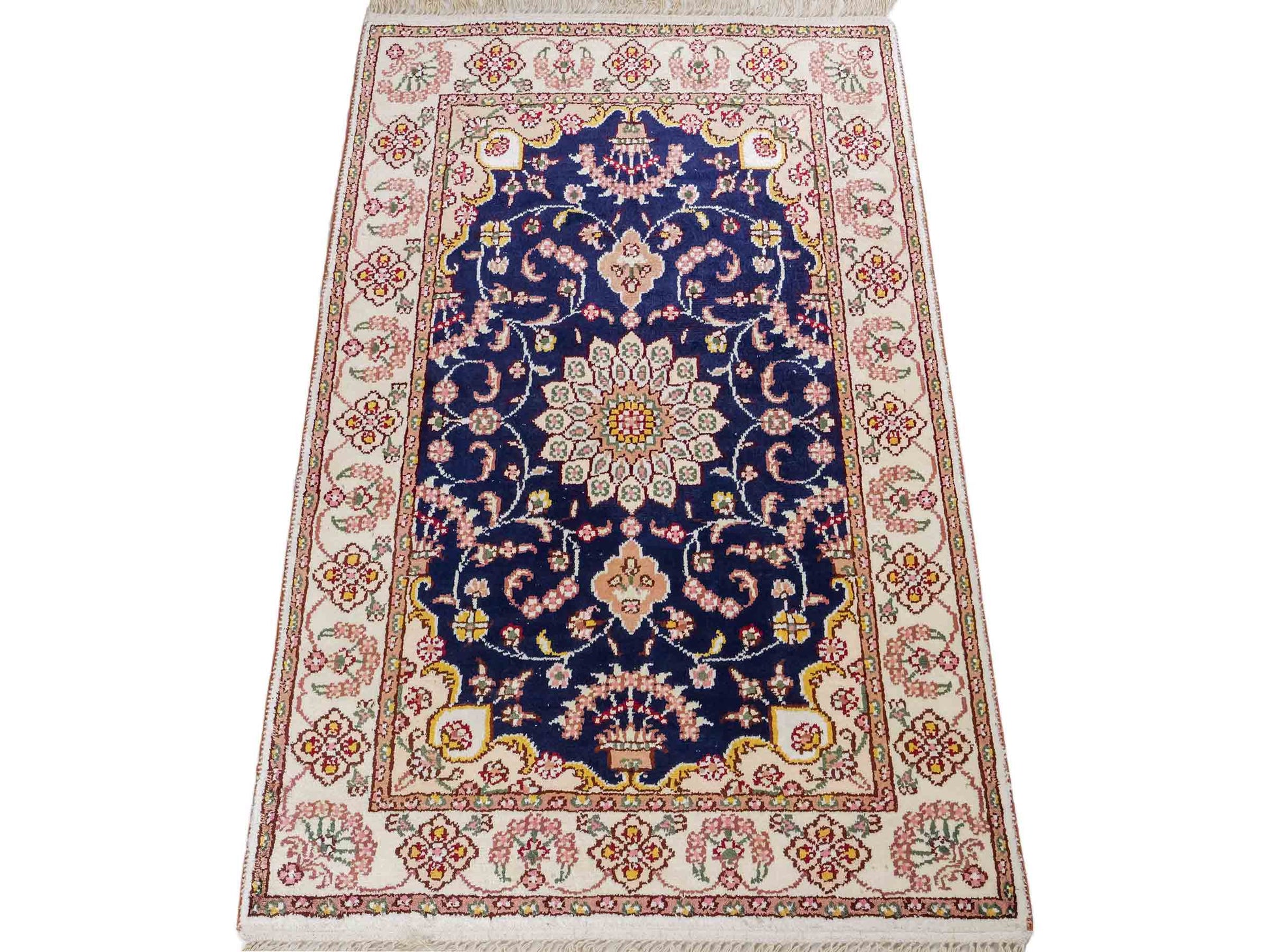 Feiner, handgeknüpfter, chinesischer Orientteppich mit Ghom Design aus Kunstseide, blau, weiß, creme. 91x61 cm. Verkauf durch Jupiter Intl.