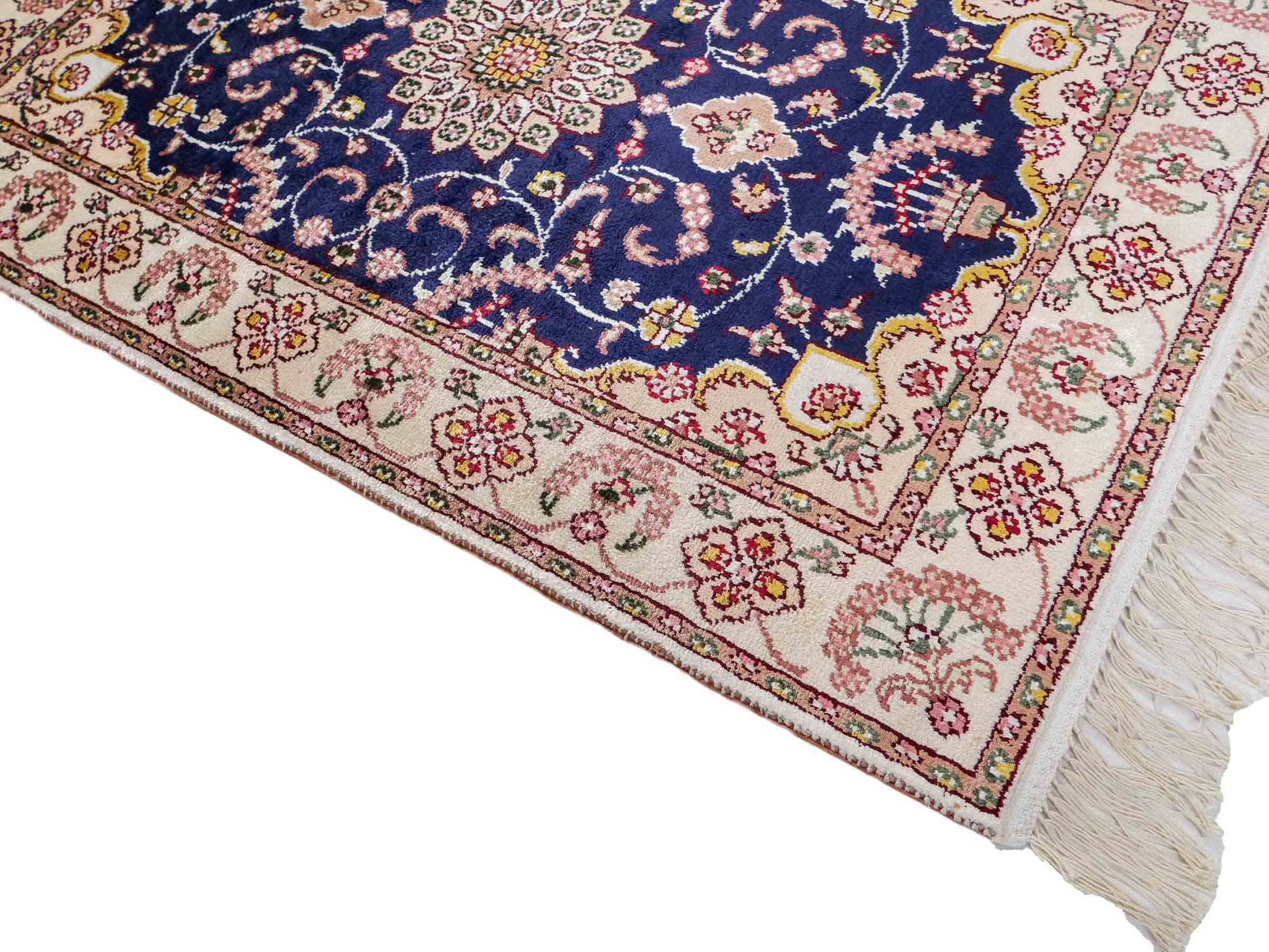 Feiner, handgeknüpfter, chinesischer Orientteppich mit Ghom Design aus Kunstseide, blau, weiß, creme. 91x61 cm. Verkauf durch Jupiter Intl.