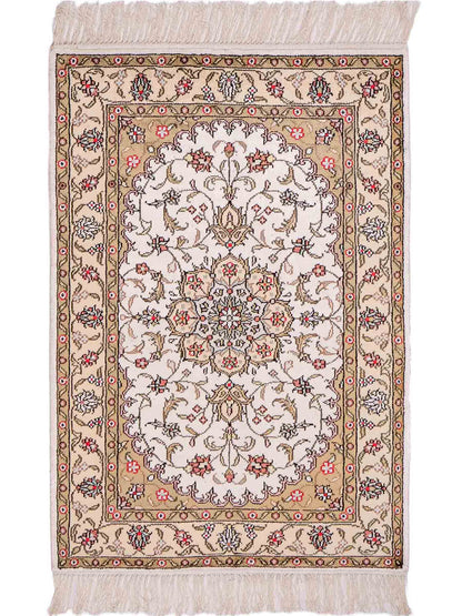 Feiner, handgeknüpfter, chinesischer Orientteppich mit Ghom Design aus Kunstseide, weiß, creme. 91x61 cm. Verkauf durch Jupiter Intl.