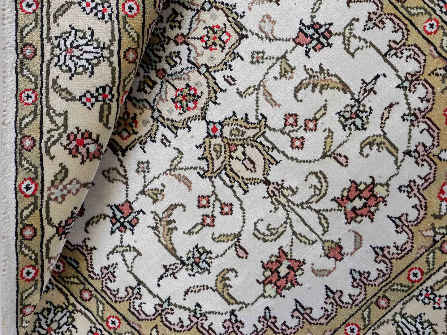 Feiner, handgeknüpfter, chinesischer Orientteppich mit Ghom Design aus Kunstseide, weiß, creme. 91x61 cm. Verkauf durch Jupiter Intl.