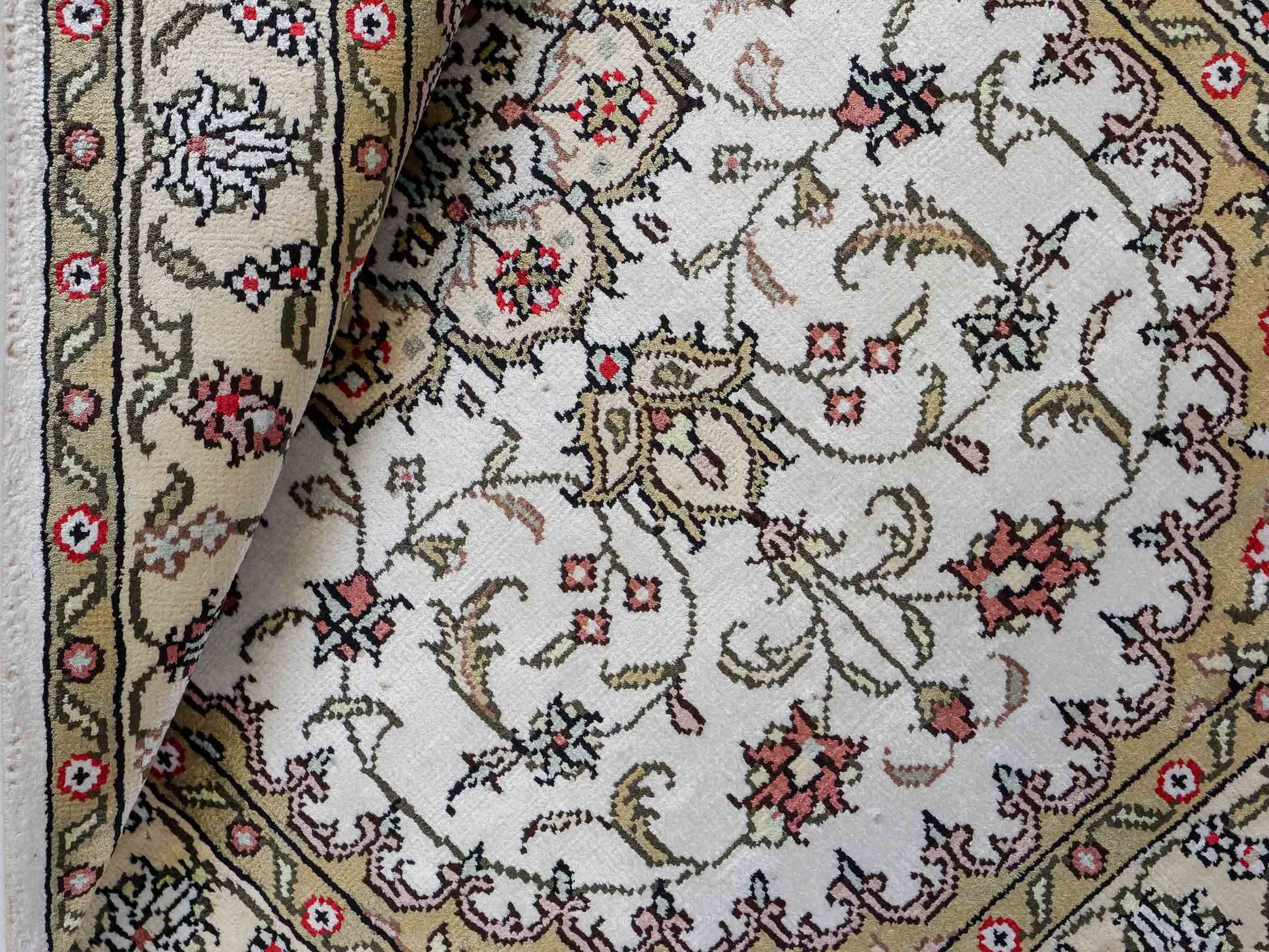 Feiner, handgeknüpfter, chinesischer Orientteppich mit Ghom Design aus Kunstseide, weiß, creme. 91x61 cm. Verkauf durch Jupiter Intl.