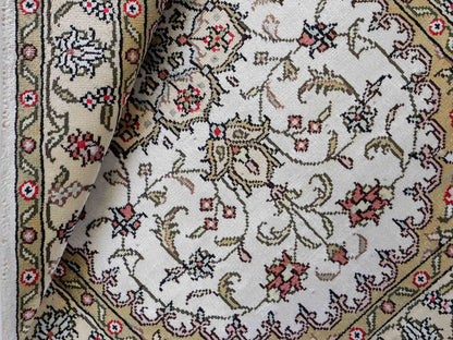 Feiner, handgeknüpfter, chinesischer Orientteppich mit Ghom Design aus Kunstseide, weiß, creme. 91x61 cm. Verkauf durch Jupiter Intl.