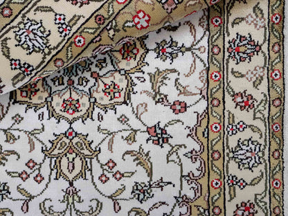 Feiner, handgeknüpfter, chinesischer Orientteppich mit Ghom Design aus Kunstseide, weiß, creme. 91x61 cm. Verkauf durch Jupiter Intl.