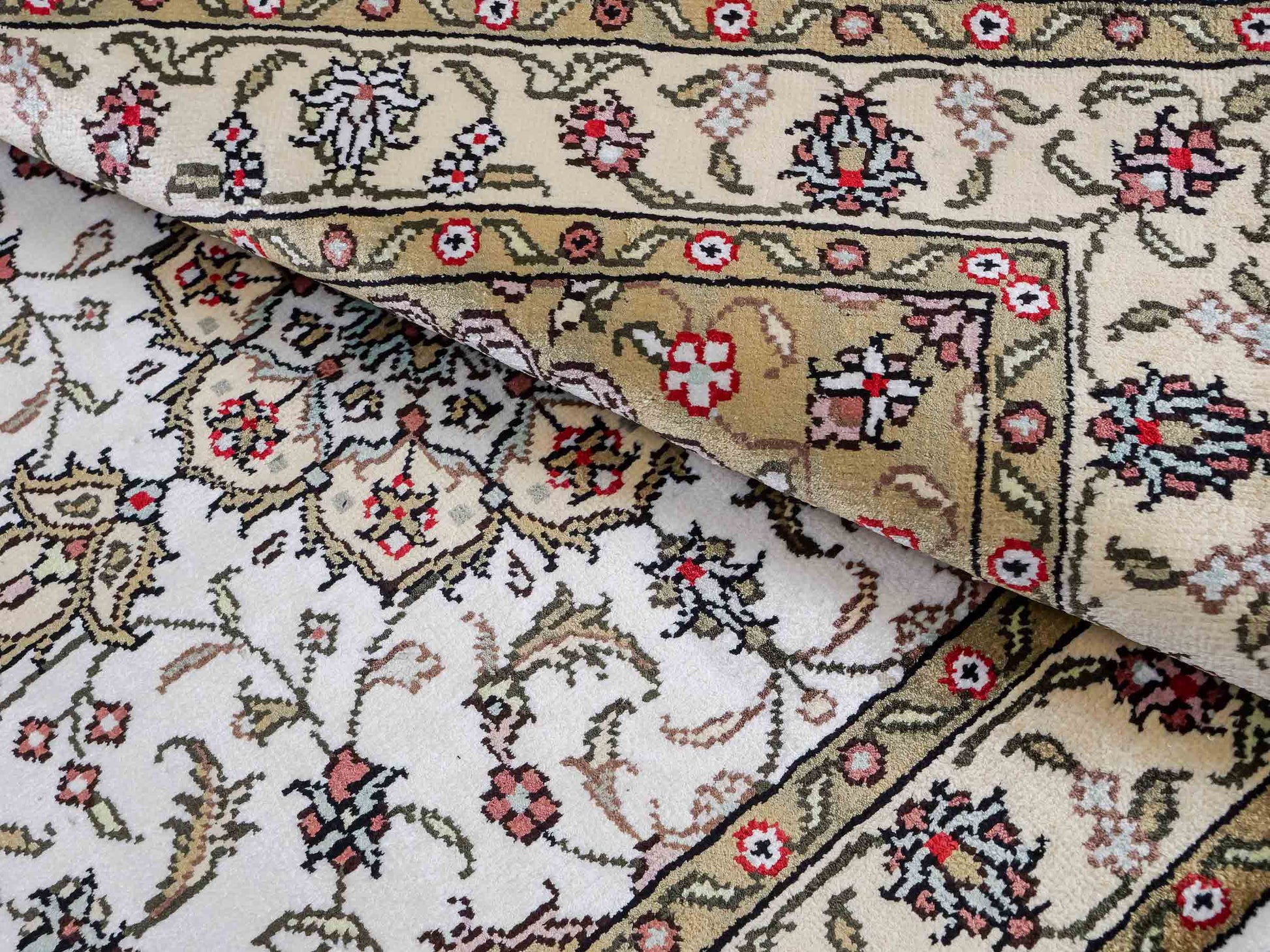Feiner, handgeknüpfter, chinesischer Orientteppich mit Ghom Design aus Kunstseide, weiß, creme. 91x61 cm. Verkauf durch Jupiter Intl.