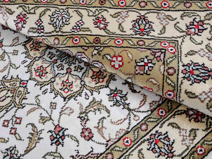 Feiner, handgeknüpfter, chinesischer Orientteppich mit Ghom Design aus Kunstseide, weiß, creme. 91x61 cm. Verkauf durch Jupiter Intl.