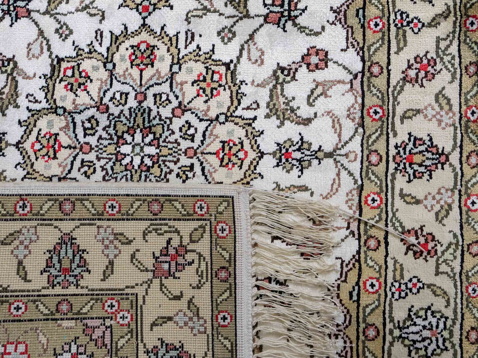 Feiner, handgeknüpfter, chinesischer Orientteppich mit Ghom Design aus Kunstseide, weiß, creme. 91x61 cm. Verkauf durch Jupiter Intl.
