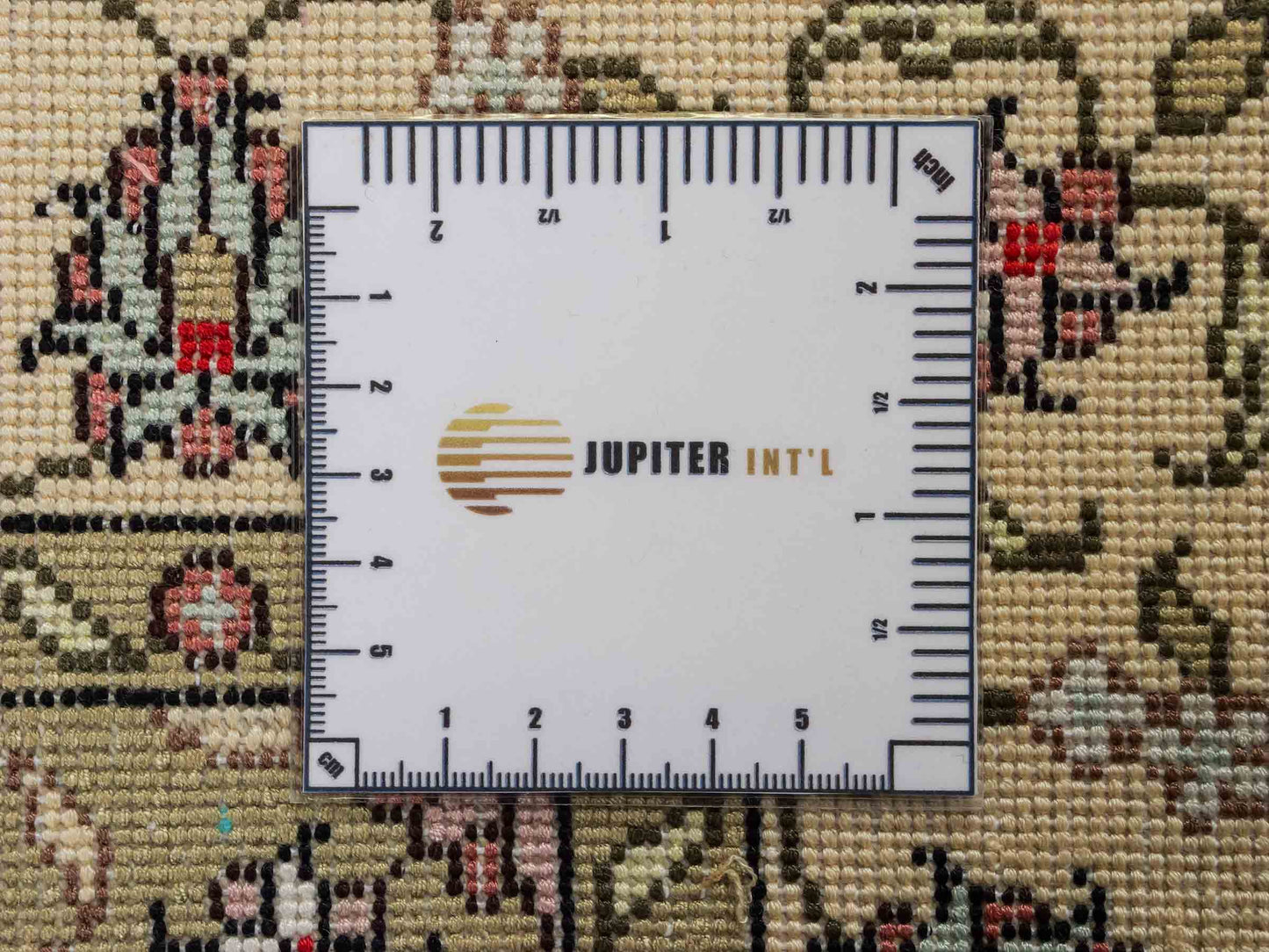 Feiner, handgeknüpfter, chinesischer Orientteppich mit Ghom Design aus Kunstseide, weiß, creme. 91x61 cm. Verkauf durch Jupiter Intl.