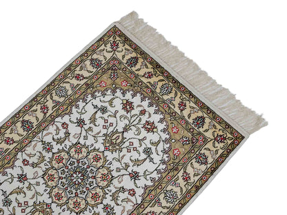 Feiner, handgeknüpfter, chinesischer Orientteppich mit Ghom Design aus Kunstseide, weiß, creme. 91x61 cm. Verkauf durch Jupiter Intl.