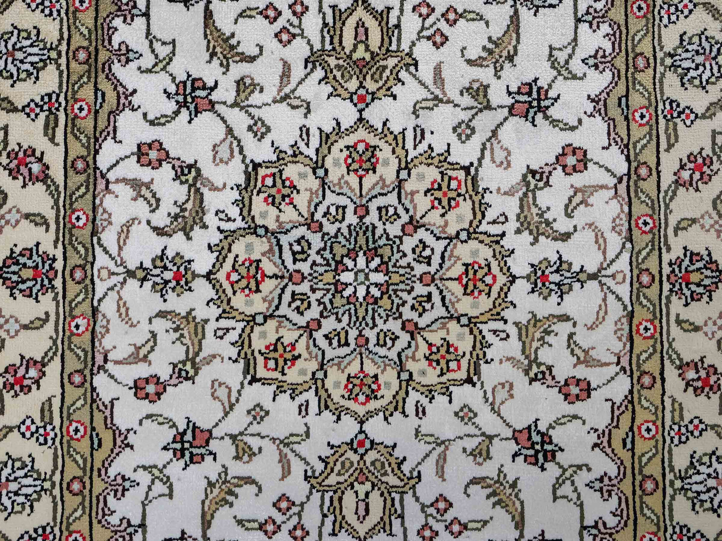 Feiner, handgeknüpfter, chinesischer Orientteppich mit Ghom Design aus Kunstseide, weiß, creme. 91x61 cm. Verkauf durch Jupiter Intl.