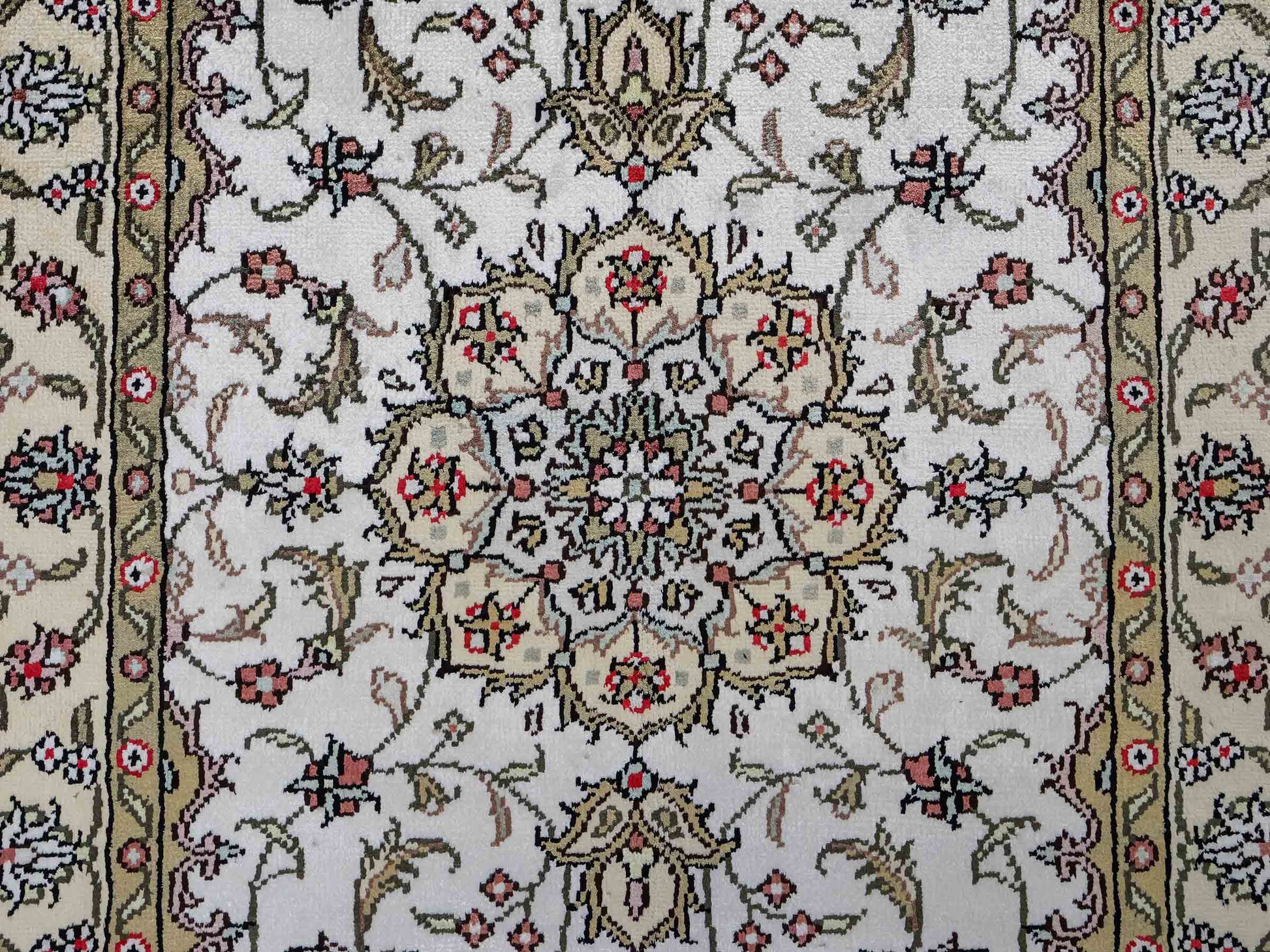 Feiner, handgeknüpfter, chinesischer Orientteppich mit Ghom Design aus Kunstseide, weiß, creme. 91x61 cm. Verkauf durch Jupiter Intl.