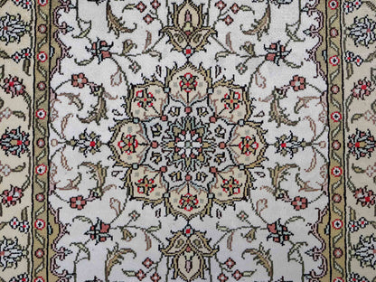 Feiner, handgeknüpfter, chinesischer Orientteppich mit Ghom Design aus Kunstseide, weiß, creme. 91x61 cm. Verkauf durch Jupiter Intl.