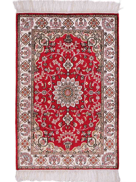 Feiner, handgeknüpfter, chinesischer Orientteppich mit Ghom Design aus Kunstseide, rot, weiß, creme. 91x62 cm. Verkauf durch Jupiter Intl.