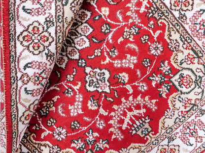 Feiner, handgeknüpfter, chinesischer Orientteppich mit Ghom Design aus Kunstseide, rot, weiß, creme. 91x62 cm. Verkauf durch Jupiter Intl.