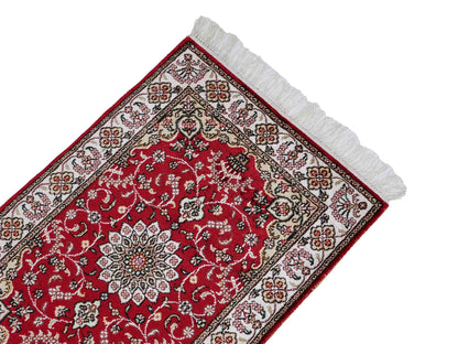 Feiner, handgeknüpfter, chinesischer Orientteppich mit Ghom Design aus Kunstseide, rot, weiß, creme. 91x62 cm. Verkauf durch Jupiter Intl.