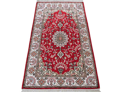Feiner, handgeknüpfter, chinesischer Orientteppich mit Ghom Design aus Kunstseide, rot, weiß, creme. 91x62 cm. Verkauf durch Jupiter Intl.