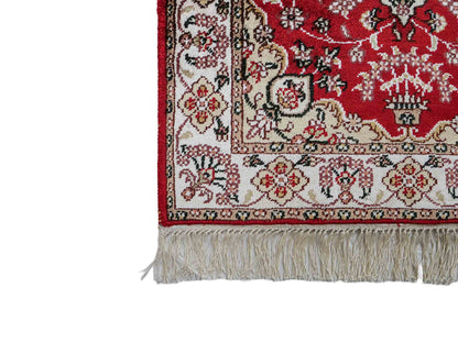 Feiner, handgeknüpfter, chinesischer Orientteppich mit Ghom Design aus Kunstseide, rot, weiß, creme. 91x62 cm. Verkauf durch Jupiter Intl.