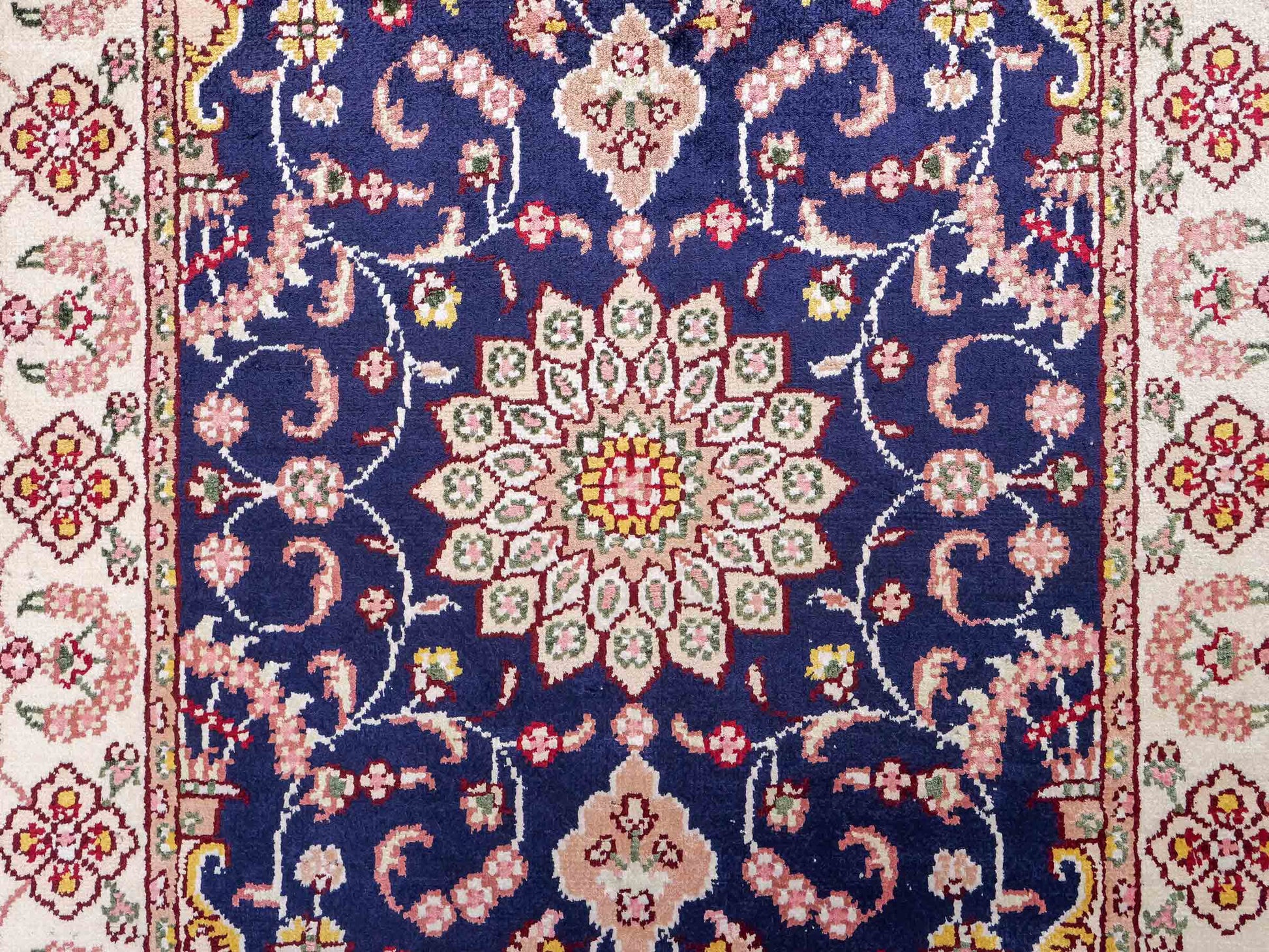 Feiner, handgeknüpfter, chinesischer Orientteppich mit Ghom Design aus Kunstseide, blau, creme, weiß. 92x60 cm. Verkauf durch Jupiter Intl.