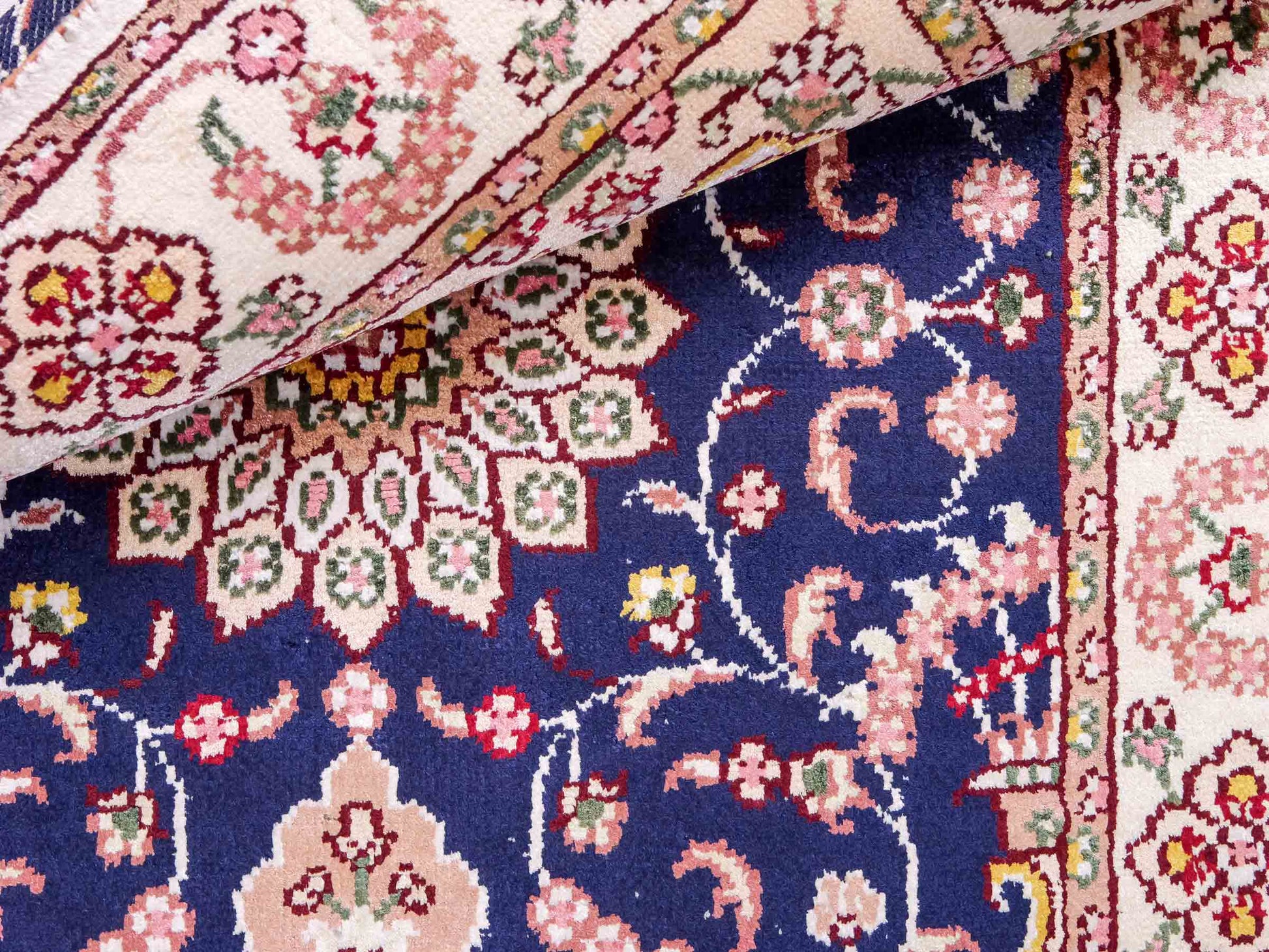 Feiner, handgeknüpfter, chinesischer Orientteppich mit Ghom Design aus Kunstseide, blau, creme, weiß. 92x60 cm. Verkauf durch Jupiter Intl.