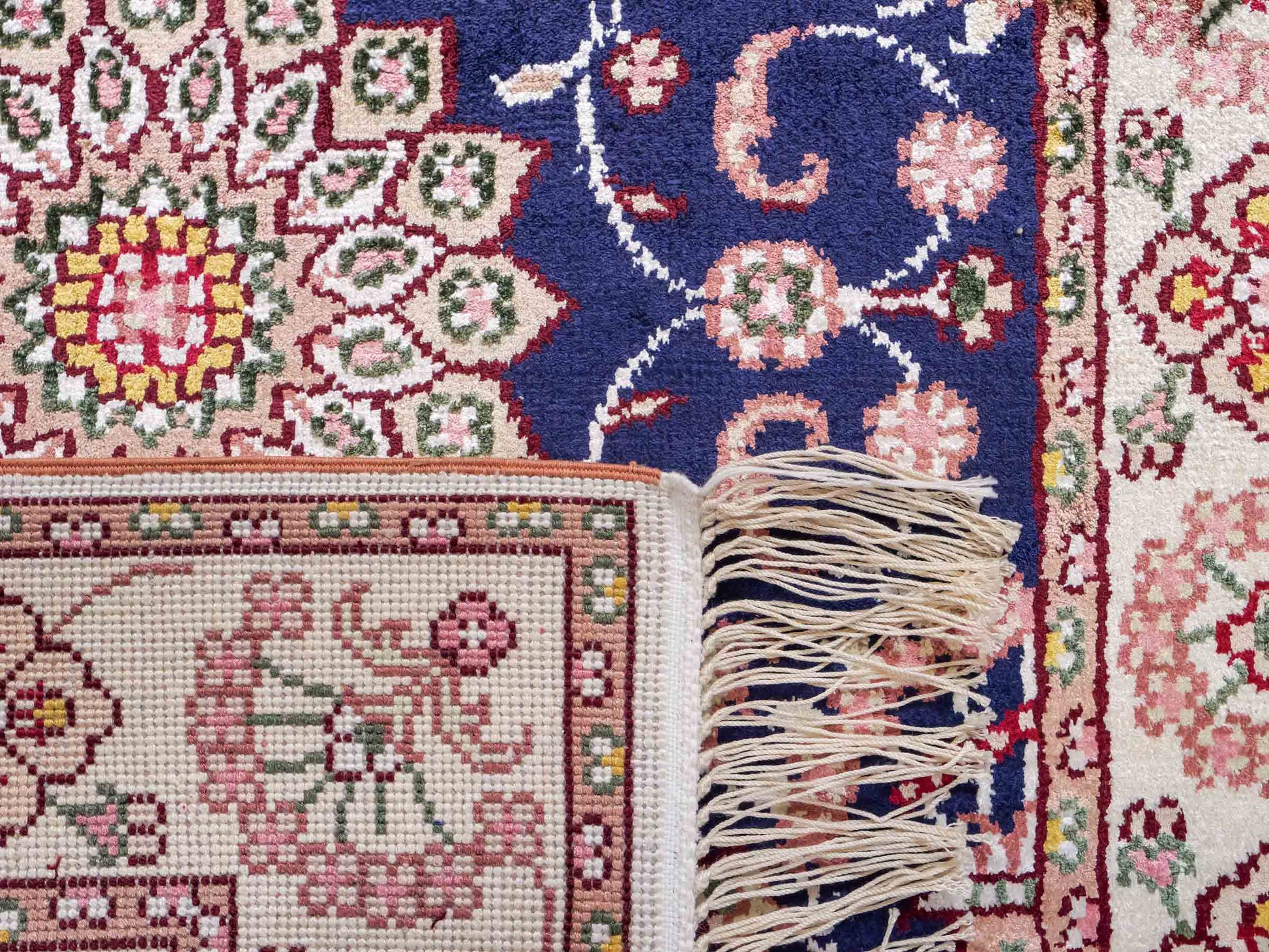 Feiner, handgeknüpfter, chinesischer Orientteppich mit Ghom Design aus Kunstseide, blau, creme, weiß. 92x60 cm. Verkauf durch Jupiter Intl.